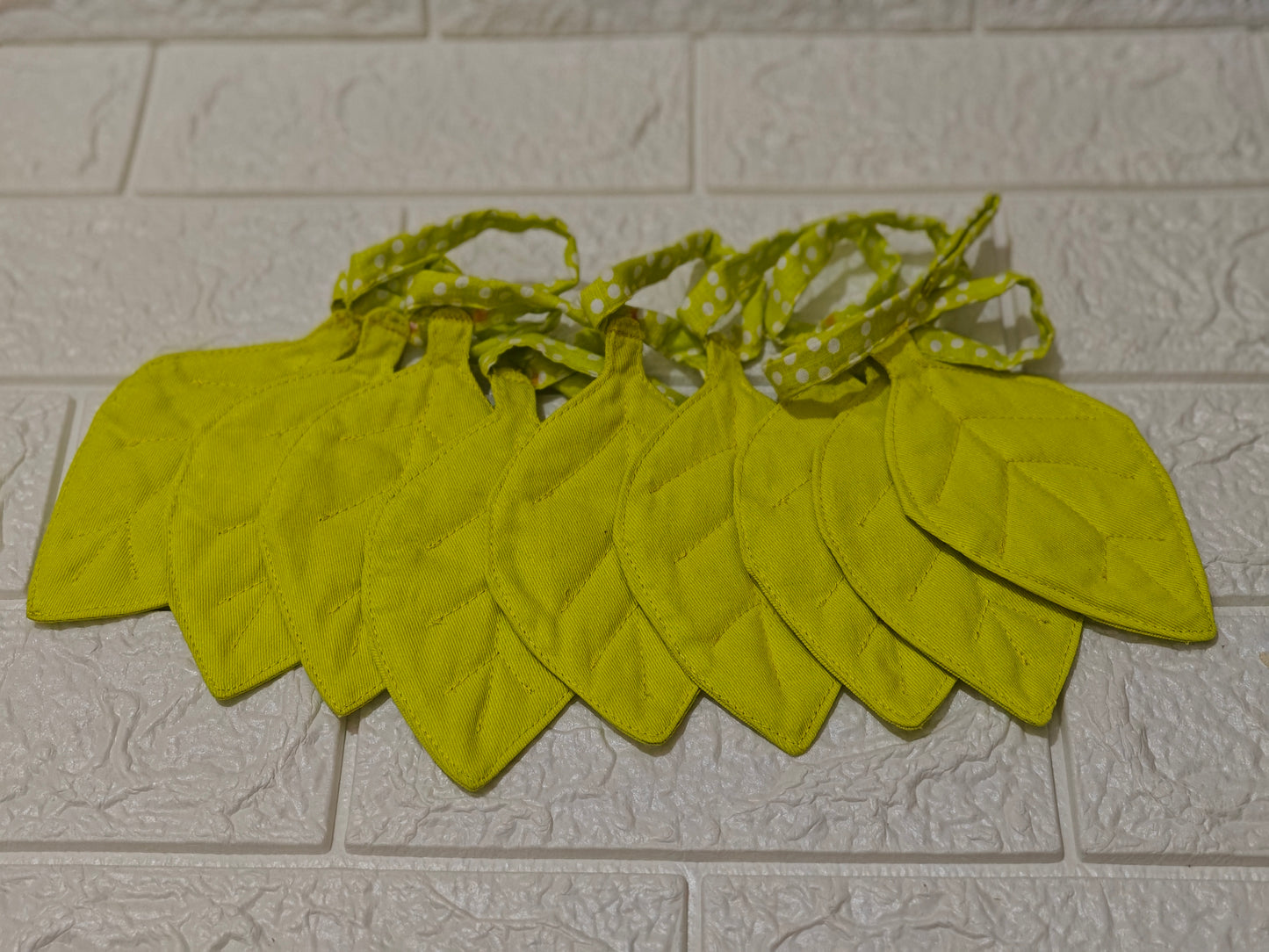 Leaf bunting