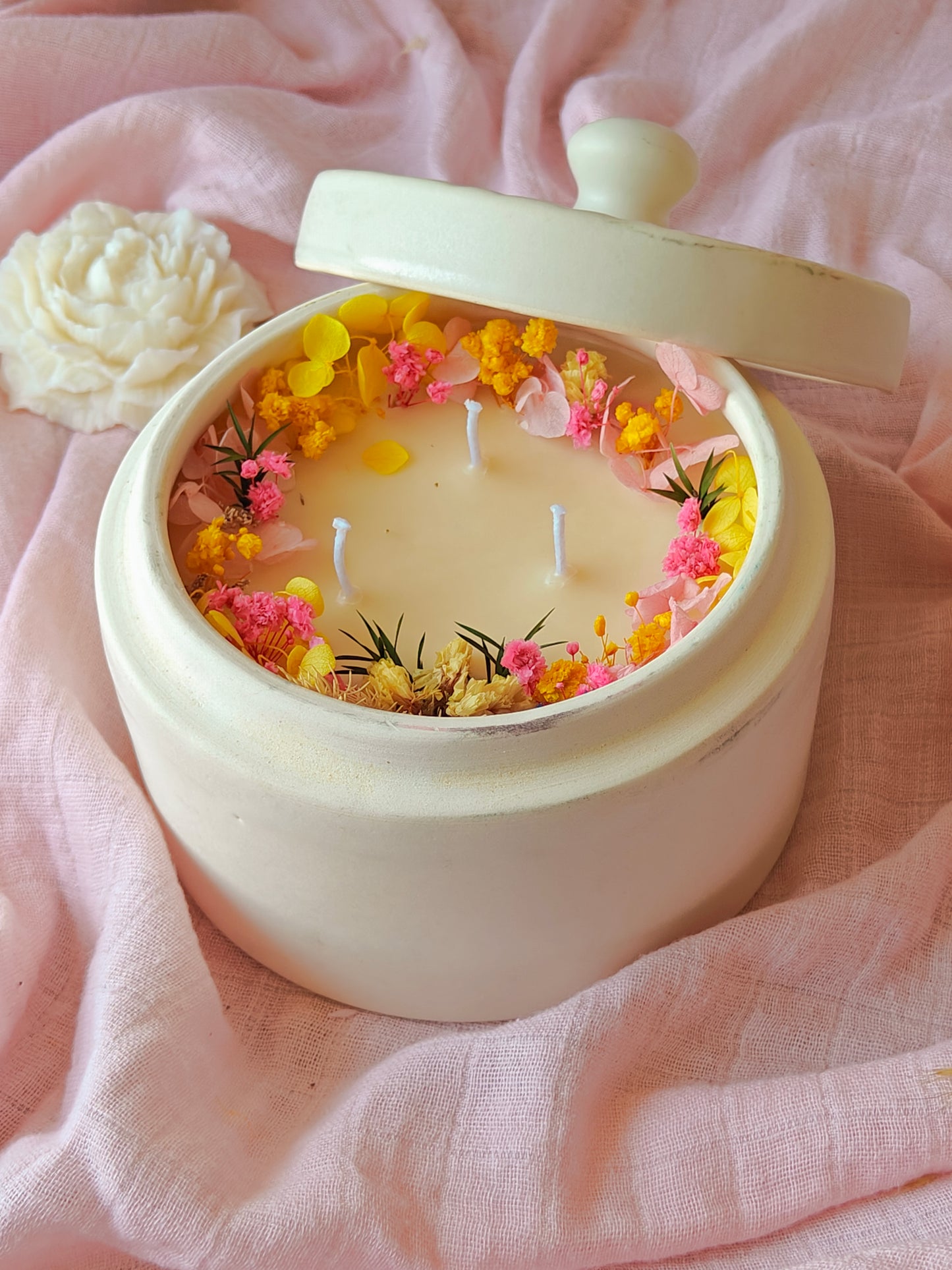 Ceramic jar candle with ceramic lid