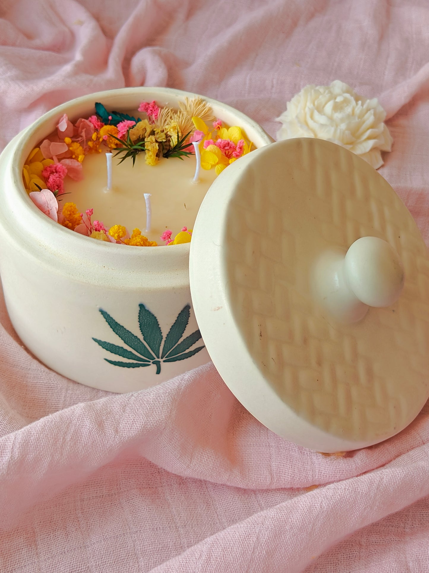 Ceramic jar candle with ceramic lid