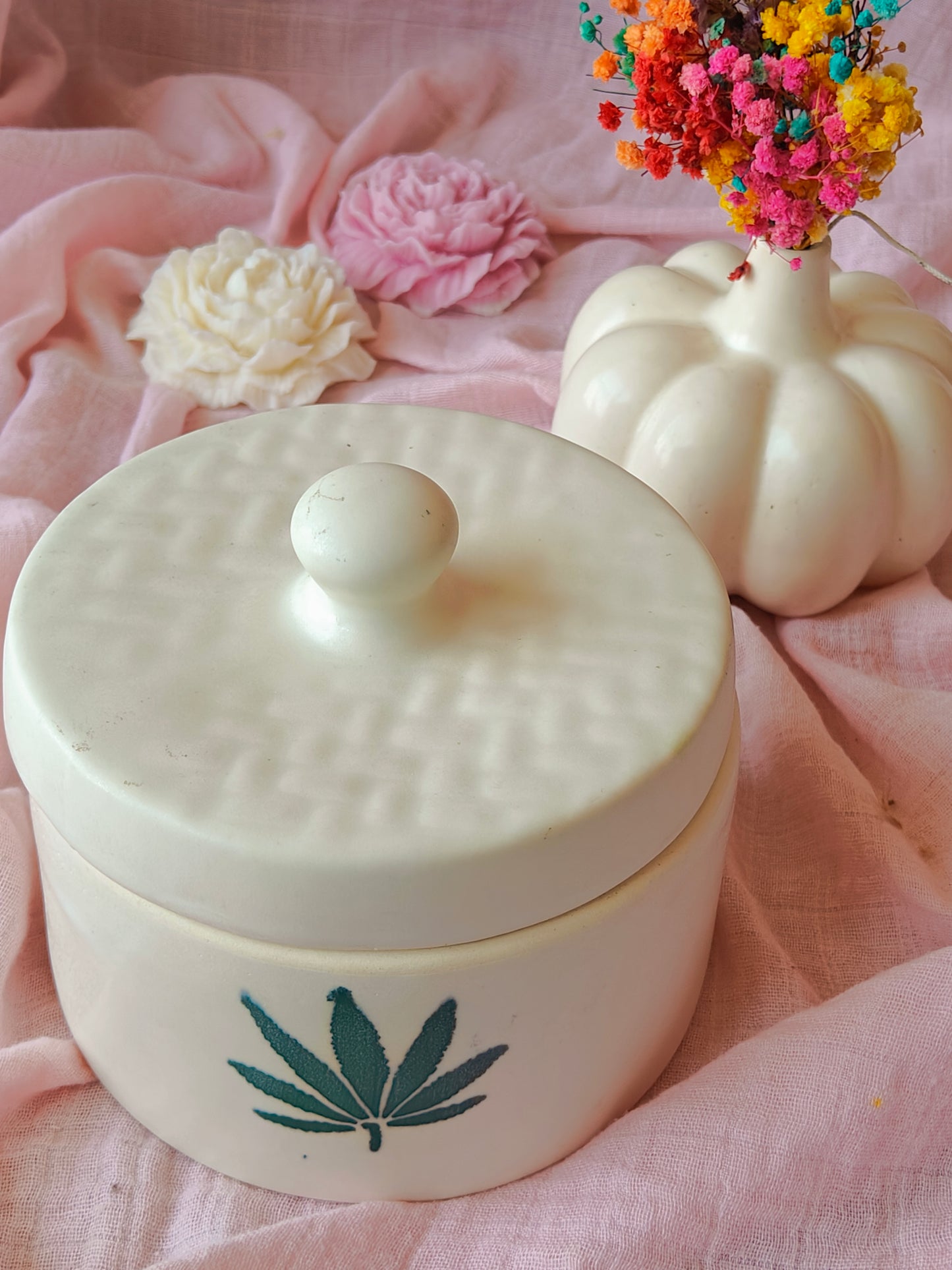 Ceramic jar candle with ceramic lid