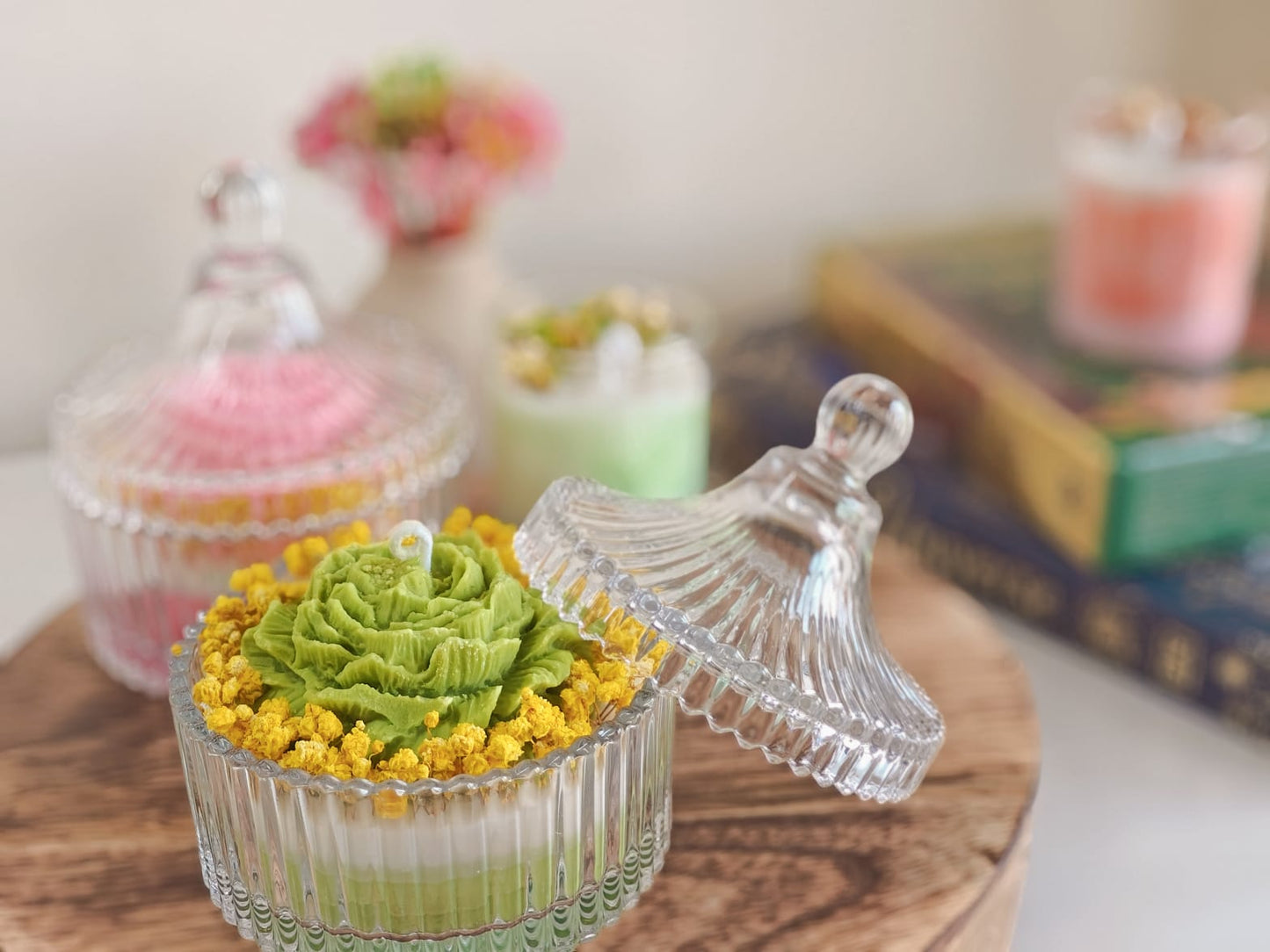 Handcrafted Hand Poured Crystal Glass Jar Glass Lid Soy Wax Candle with Natural Dried Flowers
