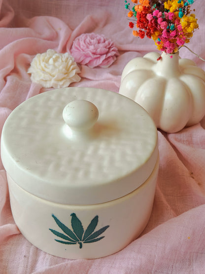 Ceramic jar candle with ceramic lid