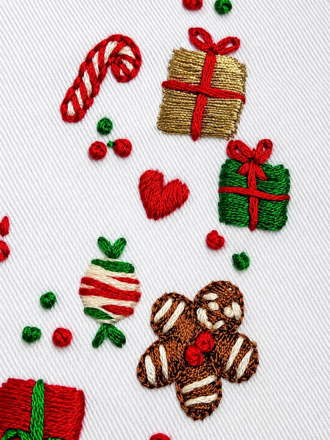 Merry Christmas Wreath Embroidered Cushion Cover — photo 8